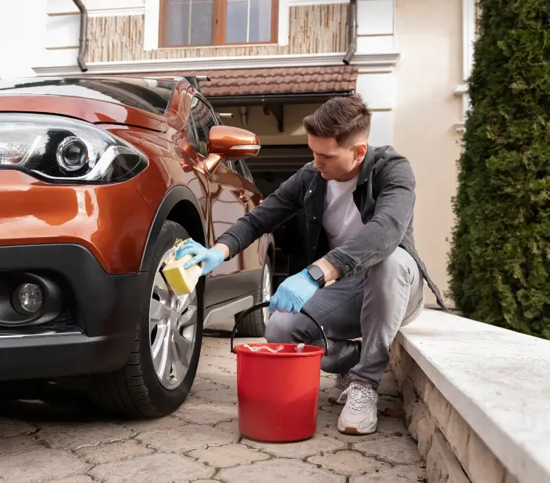 Lavage auto à domicile Sarniguet : professionnel intervenant sur un véhicule